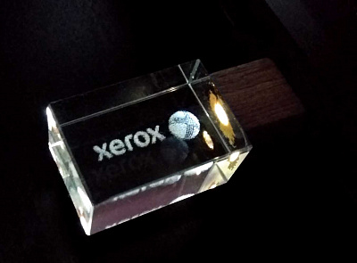 Флешка из темного дерева с кристаллом под гравировку 3D логотипа