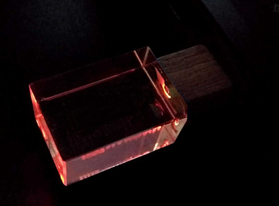 Флешка из темного дерева с кристаллом под гравировку 3D логотипа