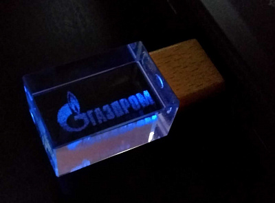 Флешка из светлого дерева с кристаллом под гравировку 3D логотипа
