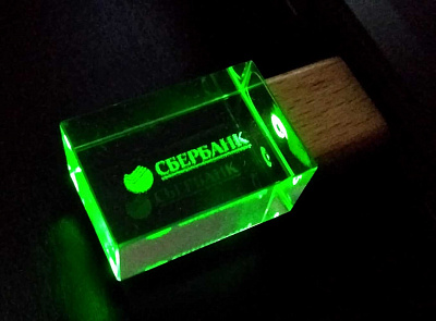 Флешка из светлого дерева с кристаллом под гравировку 3D логотипа
